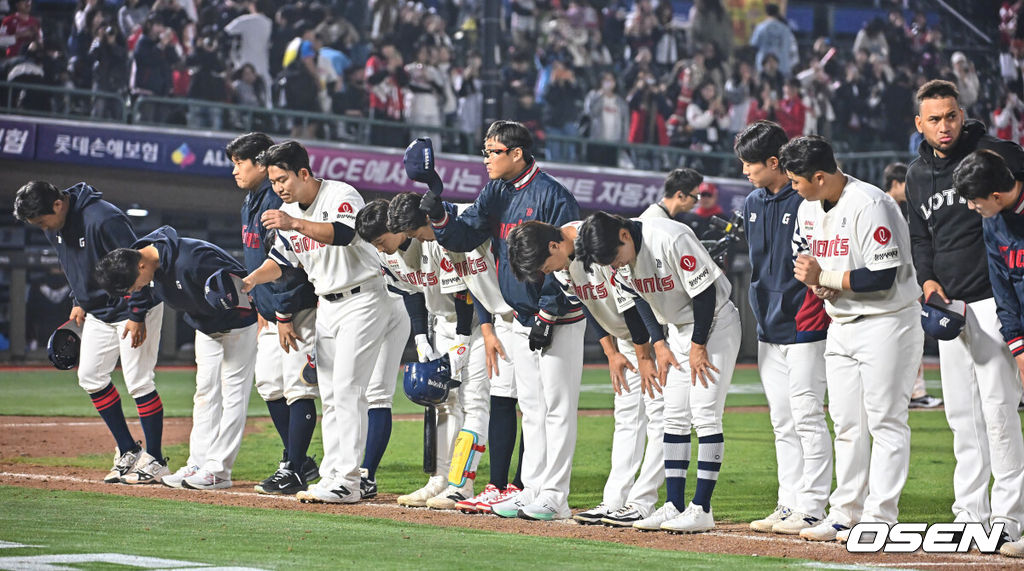 3일 부산 사직야구장에서 2026 신한 SOL KBO 리그 롯데 자이언츠와 SSG 랜더스의 경기가 열렸다. 홈팀 롯데는 로드리게스가, 방문팀 SSG는 화이트가 선발 출전했다.롯데 자이언츠 선수들이 2-17 대패한 후 팬들에게 인사를 하고 있다. 2026.04.03 / foto0307@osen.co.kr