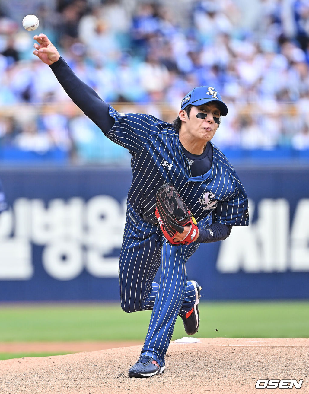 12일 대구삼성라이온즈파크에서 2026 신한 SOL KBO 리그 삼성 라이온즈와 NC 다이노스의 경기가 열렸다. 홈팀 삼성은 원태인이, 방문팀 NC는 토다가 선발 출전했다. 삼성 라이온즈 선발 투수 원태인이 역투하고 있다. 2026.04.12 / foto0307@osen.co.kr