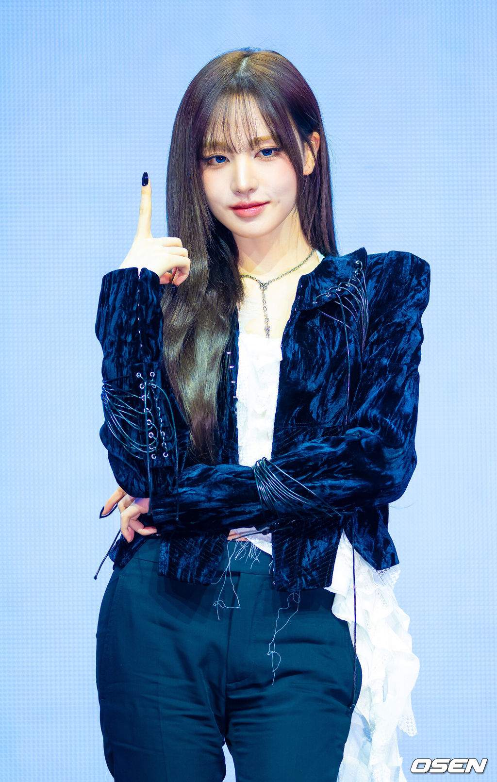 23일 오후 서울 자양동 예스24 라이브홀에서 그룹 아이브 정규 2집 'REVIVE+' 발매 기념 미디어 쇼케이스가 진행됐다.정규 2집 '리바이브 플러스'는 단순한 리셋이나 변화 선언이 아닌 재점화에 가까운 앨범이다. 그동안 '나'를 중심으로 '자기 확신'의 서사를 쌓아온 아이브는 이번 앨범에서 그 시선을 '우리'로 확장하며, 관계와 연결에 대한 이야기를 본격적으로 펼친다. 아이브와 대중이 만나 '우리'가 되는 구조로 서사를 넓히며, 현재의 자리에서 더 많은 방향으로 나아갈 수 있다는 자신감을 선명하게 드러낸다.그룹 아이브 리즈가 무대 위에서 포즈를 취하고 있다. 2026.02.23 / rumi@osen.co.kr