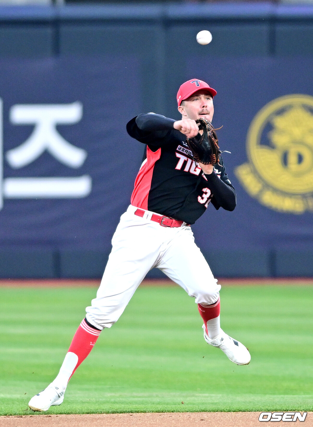 21일 수원 KT위즈파크에서 ‘2026 신한 SOL KBO리그’ KT 위즈와 KIA 타이거즈의 경기가 열렸다.홈팀 KT는 오원석, 방문팀 KIA는 김태형을 선발로 내세웠다.1회말 무사 선두타자로 나선 KT 최원준의 내야 안타 때 타구를 잡은 KIA 유격수 제리드 데일이 송구 실책을 범하고 있다. 2026.04.21 / dreamer@osen.co.kr