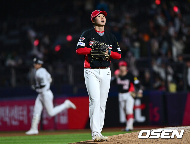 [OSEN=수원, 최규한 기자] 21일 수원 KT위즈파크에서 ‘2026 신한 SOL KBO리그’ KT 위즈와 KIA 타이거즈의 경기가 열렸다.이날 경기는 김민혁이 연장 11회 1사에서 우월 끝내기 솔로포를 터트려 홈팀 KT가 6-5 짜릿한 승리를 거뒀다.연장 11회말 1사에서 KT 김민혁에게 끝내기 우월 솔로포를 내준 KIA 투수 홍민규가 아쉬워하고 있다. 2026.04.21 / dreamer@osen.co.kr