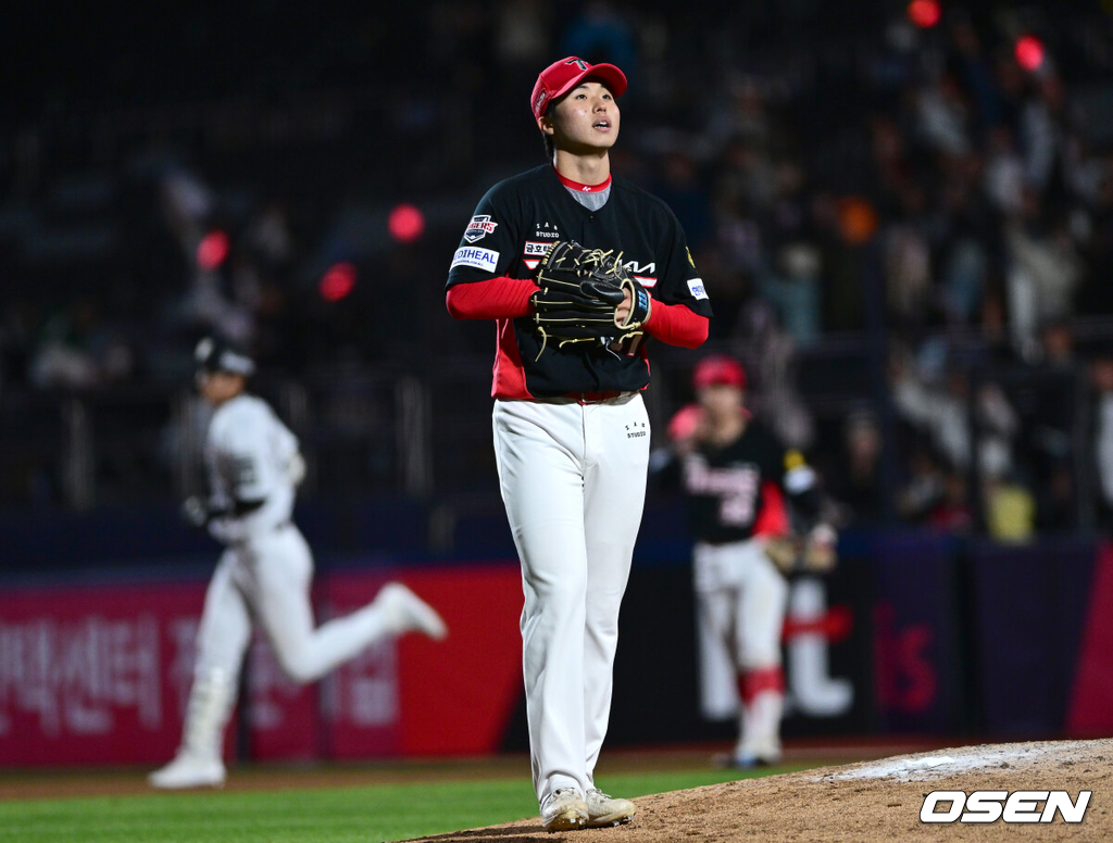 21일 수원 KT위즈파크에서 ‘2026 신한 SOL KBO리그’ KT 위즈와 KIA 타이거즈의 경기가 열렸다.이날 경기는 김민혁이 연장 11회 1사에서 우월 끝내기 솔로포를 터트려 홈팀 KT가 6-5 짜릿한 승리를 거뒀다.연장 11회말 1사에서 KT 김민혁에게 끝내기 우월 솔로포를 내준 KIA 투수 홍민규가 아쉬워하고 있다. 2026.04.21 / dreamer@osen.co.kr