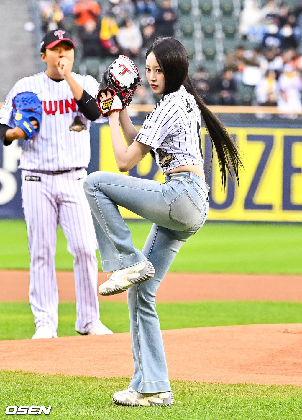 21일 오후 서울 잠실구장에서 2026 신한 SOL KBO리그 LG 트윈스와 한화 이글스의 경긱 진행됐다.이날 LG는 송승기를, 한화는 문동주를 선발투수로 내세웠다.경기 앞서 그룹 세이마이네임 소하가 시구를 하고 있다.   2026.04.21 / soul1014@osen.co.kr