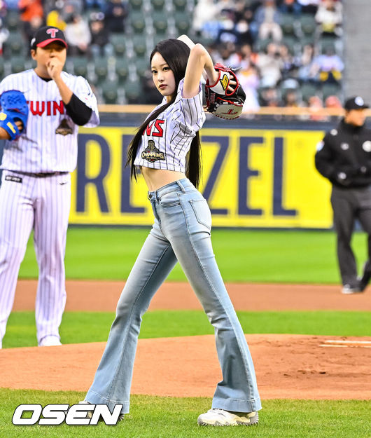 [OSEN=잠실, 박준형 기자] 21일 오후 서울 잠실구장에서 2026 신한 SOL KBO리그 LG 트윈스와 한화 이글스의 경긱 진행됐다.이날 LG는 송승기를, 한화는 문동주를 선발투수로 내세웠다.경기 앞서 그룹 세이마이네임 소하가 시구를 하고 있다.   2026.04.21 / soul1014@osen.co.kr