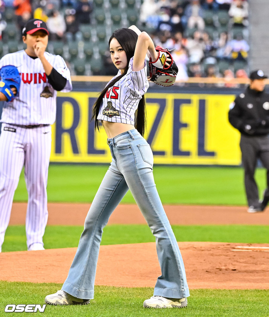 21일 오후 서울 잠실구장에서 2026 신한 SOL KBO리그 LG 트윈스와 한화 이글스의 경긱 진행됐다.이날 LG는 송승기를, 한화는 문동주를 선발투수로 내세웠다.경기 앞서 그룹 세이마이네임 소하가 시구를 하고 있다.   2026.04.21 / soul1014@osen.co.kr