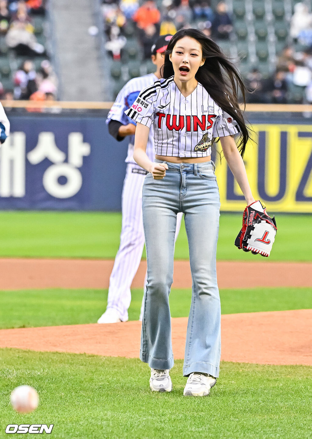 21일 오후 서울 잠실구장에서 2026 신한 SOL KBO리그 LG 트윈스와 한화 이글스의 경긱 진행됐다.이날 LG는 송승기를, 한화는 문동주를 선발투수로 내세웠다.경기 앞서 그룹 세이마이네임 소하가 시구한뒤 깜짝 놀라고 있다.   2026.04.21 / soul1014@osen.co.kr