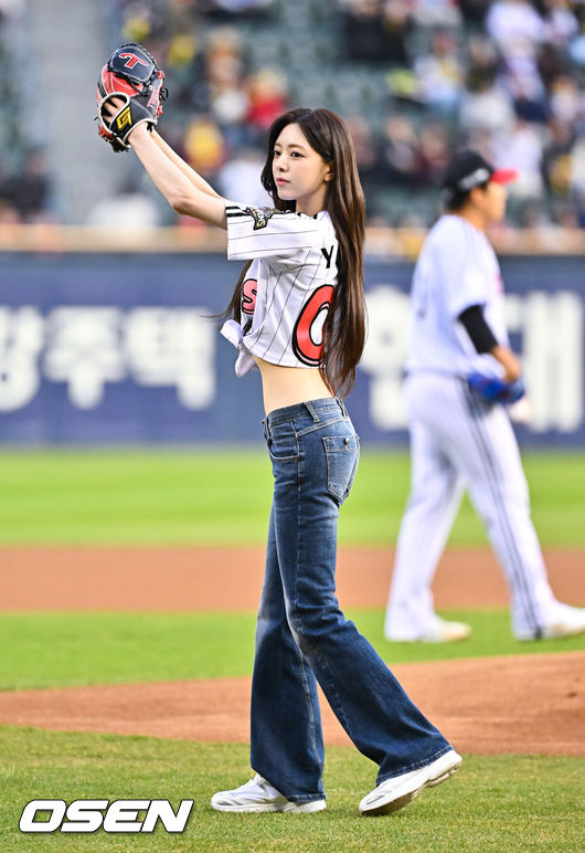 [OSEN=잠실, 박준형 기자] 프로야구 LG 트윈스가 KIA 타이거즈를 꺾고 개막 3연패에서 탈출했다.&nbsp;LG는 1일 서울 잠실구장에서 열린 2027 KBO리그 KIA와 시즌 2차전 맞대결에서 7-2로 승리했다. 이로써 LG는 개막 3연패를 끊고 첫 승을 신고했다.경기 앞서 있지 유나가 시구를 하고 있다.      2026.04.01 / soul1014@osen.co.kr