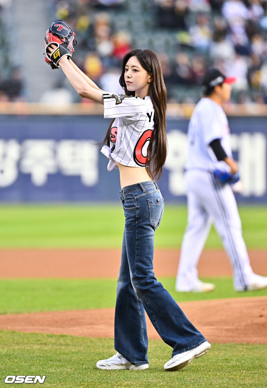 프로야구 LG 트윈스가 KIA 타이거즈를 꺾고 개막 3연패에서 탈출했다. LG는 1일 서울 잠실구장에서 열린 2027 KBO리그 KIA와 시즌 2차전 맞대결에서 7-2로 승리했다. 이로써 LG는 개막 3연패를 끊고 첫 승을 신고했다.경기 앞서 있지 유나가 시구를 하고 있다.      2026.04.01 / soul1014@osen.co.kr