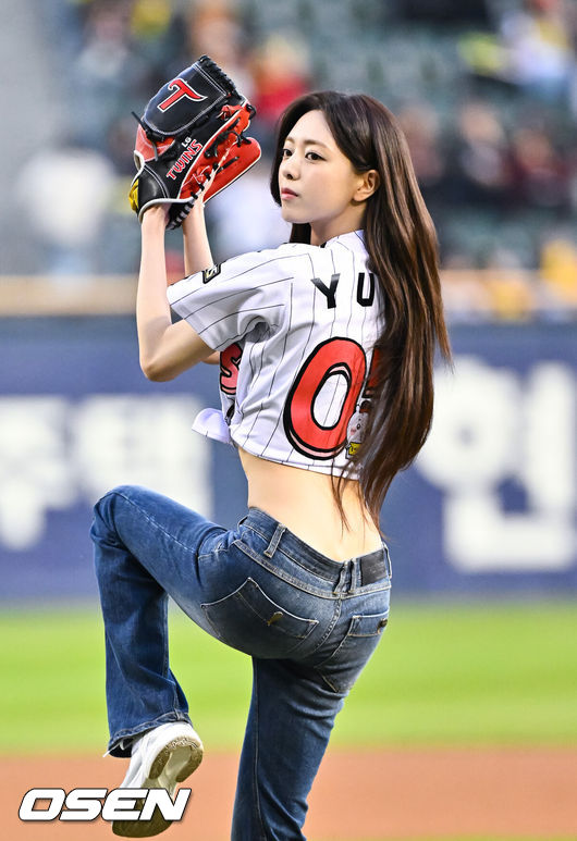 [OSEN=잠실, 박준형 기자] 프로야구 LG 트윈스가 KIA 타이거즈를 꺾고 개막 3연패에서 탈출했다.&nbsp;LG는 1일 서울 잠실구장에서 열린 2027 KBO리그 KIA와 시즌 2차전 맞대결에서 7-2로 승리했다. 이로써 LG는 개막 3연패를 끊고 첫 승을 신고했다.경기 앞서 있지 유나가 시구를 하고 있다.      2026.04.01 / soul1014@osen.co.kr