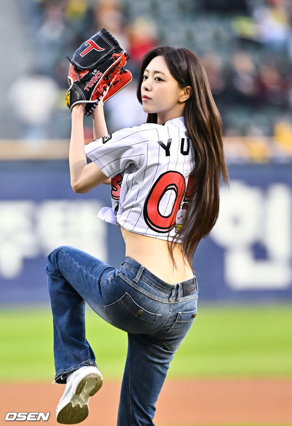 프로야구 LG 트윈스가 KIA 타이거즈를 꺾고 개막 3연패에서 탈출했다. LG는 1일 서울 잠실구장에서 열린 2027 KBO리그 KIA와 시즌 2차전 맞대결에서 7-2로 승리했다. 이로써 LG는 개막 3연패를 끊고 첫 승을 신고했다.경기 앞서 있지 유나가 시구를 하고 있다.      2026.04.01 / soul1014@osen.co.kr