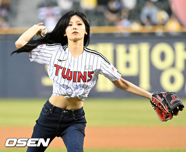 [OSEN=잠실, 이대선 기자] 프로야구&nbsp;LG 트윈스가 개막 5연승을 질주했다. 한화 이글스는 개막전 승리 후 4연패에 빠졌다.&nbsp;LG는&nbsp;27일 서울 잠실구장에서 열린 2025 KBO리그 한화와 경기에서 2-1로 승리했다. 0-0으로 팽팽한 8회 2사 만루에서 김현수가 결승 2타점 적시타를 터뜨렸다.&nbsp;경기에 앞서 그룹 있지 예지가 시구를 하고 있다. 2025.03.27 /sunday@osen.co.kr