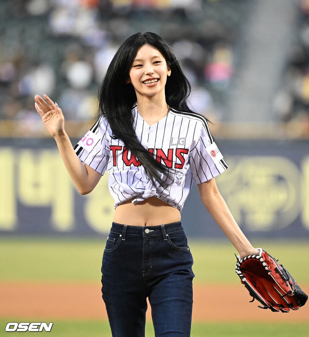 프로야구 LG 트윈스가 개막 5연승을 질주했다. 한화 이글스는 개막전 승리 후 4연패에 빠졌다. LG는 27일 서울 잠실구장에서 열린 2025 KBO리그 한화와 경기에서 2-1로 승리했다. 0-0으로 팽팽한 8회 2사 만루에서 김현수가 결승 2타점 적시타를 터뜨렸다. 경기에 앞서 그룹 있지 예지가 시구를 마치고 인사를 하고 있다. 2025.03.27 /sunday@osen.co.kr