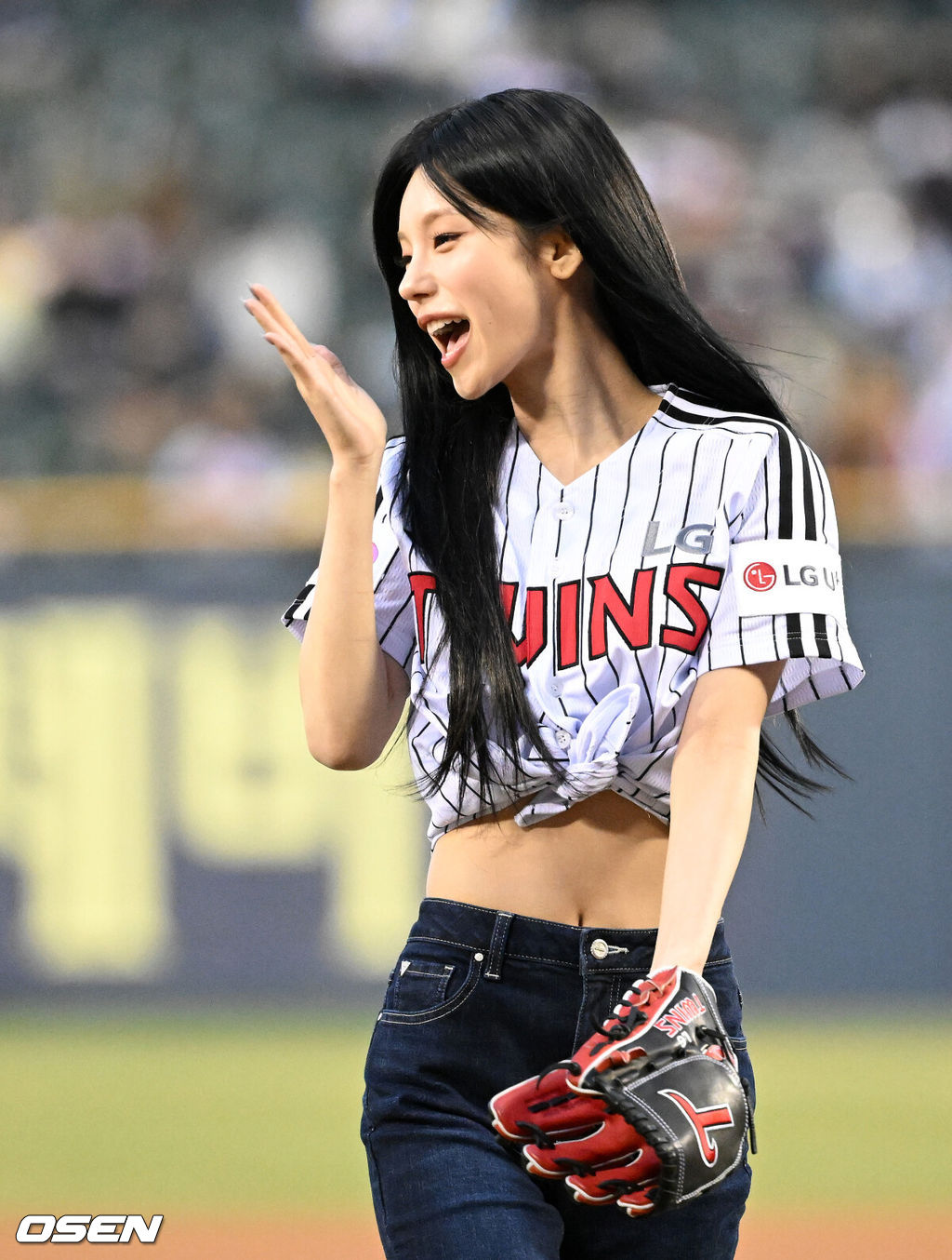 27일 오후 서울 잠실야구장에서 2025 신한 SOL Bank KBO리그 LG 트윈스와 한화 이글스의 경기가 열렸다.LG는 송승기, 한화는 문동주를 선발 투수로 내세웠다.경기에 앞서 그룹 있지 예지가 시구를 마치고 인사하고 있다. 2025.03.27 /sunday@osen.co.kr