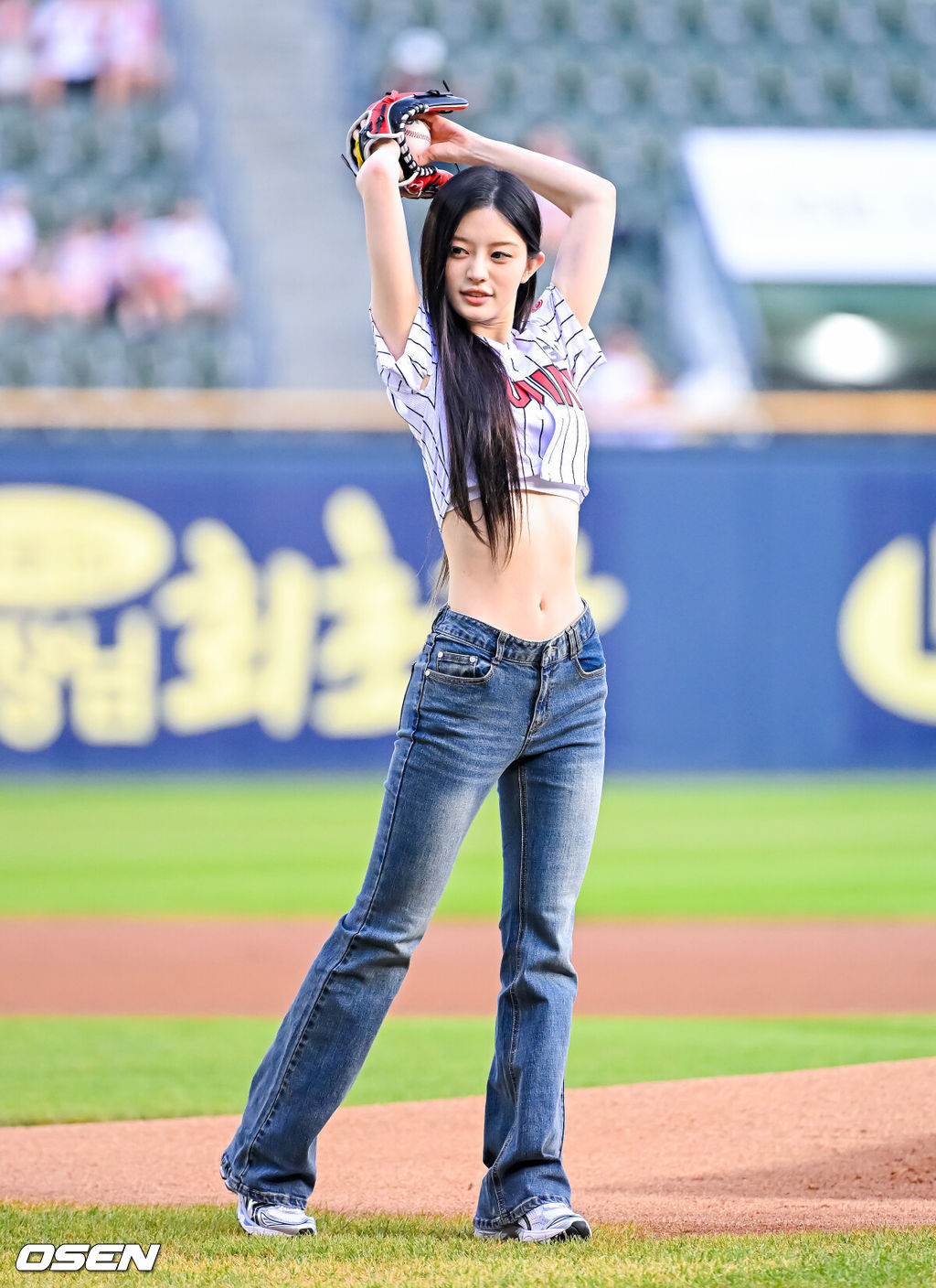 31일 오후 서울 잠실구장에서 ‘2025 신한 SOL Bank KBO리그’ LG 트윈스와 KT 위즈의 경기가 열렸다.LG는 송승기, KT는 헤이수스가 선발로 나섰다.아일릿 민주가 시구를 하고 있다. 2025.07.31 / jpnews@osen.co.kr