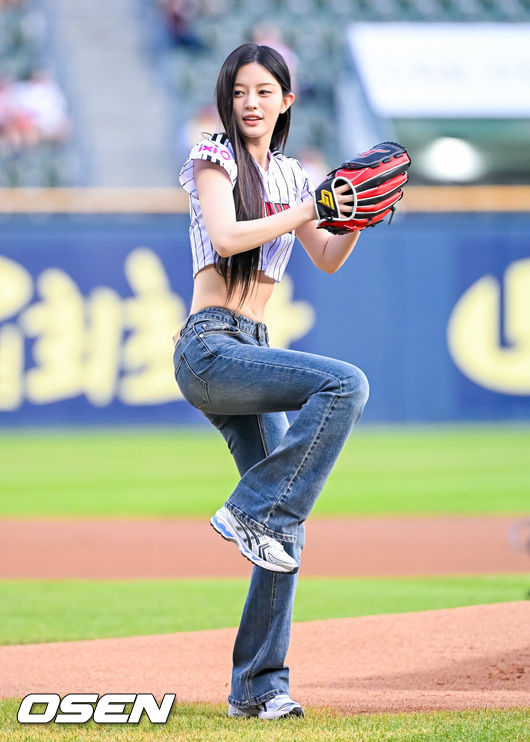 [OSEN=잠실, 지형준 기자] 31일 오후 서울 잠실구장에서 ‘2025 신한 SOL Bank KBO리그’ LG 트윈스와 KT 위즈의 경기가 열렸다.LG는 송승기, KT는 헤이수스가 선발로 나섰다.아일릿 민주가 시구를 하고 있다. 2025.07.31 / jpnews@osen.co.kr
