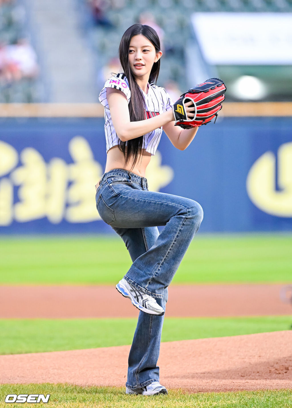 31일 오후 서울 잠실구장에서 ‘2025 신한 SOL Bank KBO리그’ LG 트윈스와 KT 위즈의 경기가 열렸다.LG는 송승기, KT는 헤이수스가 선발로 나섰다.아일릿 민주가 시구를 하고 있다. 2025.07.31 / jpnews@osen.co.kr