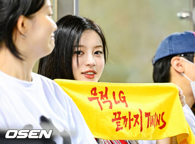 [OSEN=잠실, 지형준 기자] 31일 오후 서울 잠실구장에서 ‘2025 신한 SOL Bank KBO리그’ LG 트윈스와 KT 위즈의 경기가 열렸다.LG는 송승기, KT는 헤이수스가 선발로 나섰다.아일릿 민주가 응원을 하고 있다. 2025.07.31 / jpnews@osen.co.kr