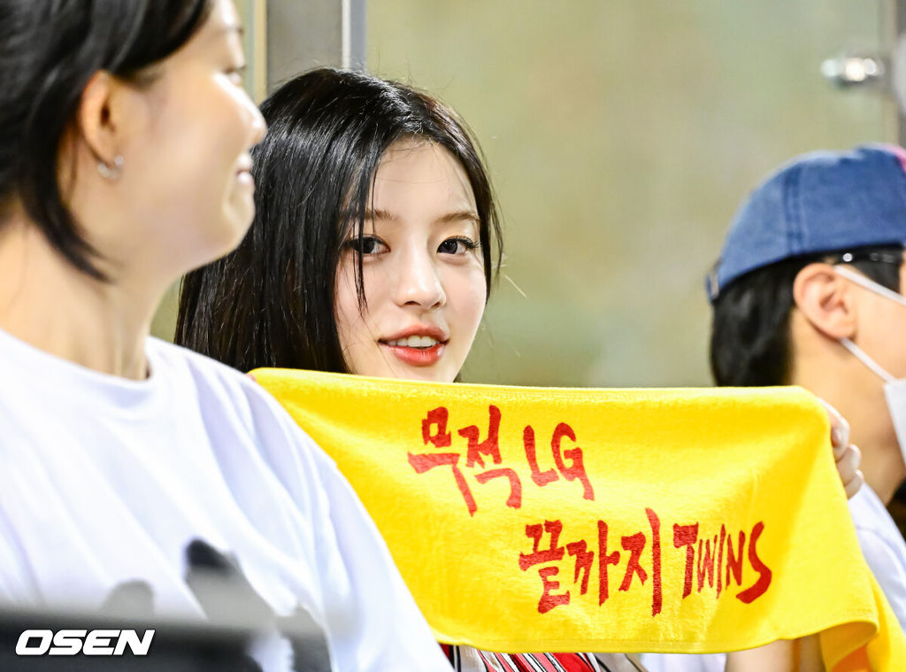 31일 오후 서울 잠실구장에서 ‘2025 신한 SOL Bank KBO리그’ LG 트윈스와 KT 위즈의 경기가 열렸다.LG는 송승기, KT는 헤이수스가 선발로 나섰다.아일릿 민주가 응원을 하고 있다. 2025.07.31 / jpnews@osen.co.kr