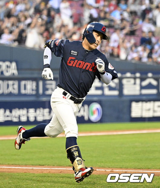 [OSEN=잠실, 이대선 기자] 31일 서울 잠실야구장에서 2026 신한 SOL KBO리그 LG 트윈스와 롯데 자이언츠의 경기가 열렸다.이날 LG는 송승기, 롯데는 나균안을 선발로 내세웠다.2회초 2사 1루에서 롯데 황성빈이 우전 안타를 치고 그라운드를 달리고 있다. 2026.04.14 /sunday@osen.co.kr