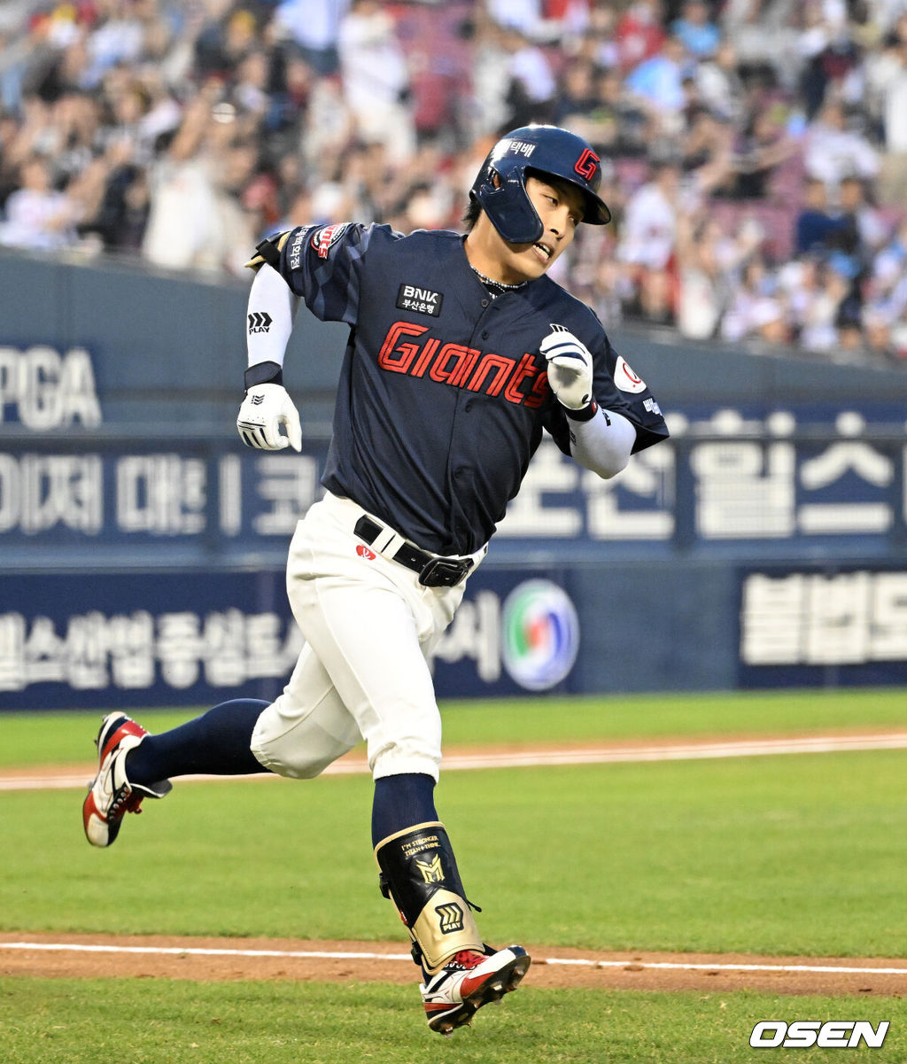 31일 서울 잠실야구장에서 2026 신한 SOL KBO리그 LG 트윈스와 롯데 자이언츠의 경기가 열렸다.이날 LG는 송승기, 롯데는 나균안을 선발로 내세웠다.2회초 2사 1루에서 롯데 황성빈이 우전 안타를 치고 그라운드를 달리고 있다. 2026.04.14 /sunday@osen.co.kr