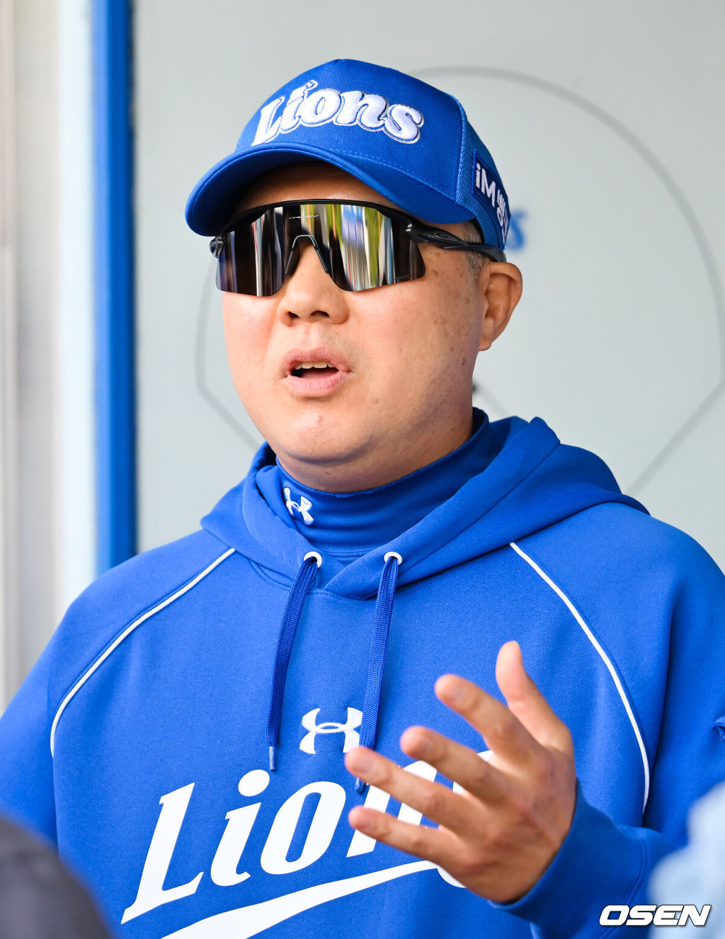 21일 오후 대구삼성라이온즈파크 ‘2026 신한 SOL Bank KBO리그' 삼성 라이온즈와 SSG 랜더스와 경기가 열릴 예정인 가운데 경기 전 그라운드 훈련이 진행됐다.이날 삼성은 최원태를, SSG는 베니지아노를 선발투수로 내세운다.경기 전 삼성 박진만 감독이 취재진과 얘기를 나누고 있다. 2026.04.21 / rumi@osen.co.kr