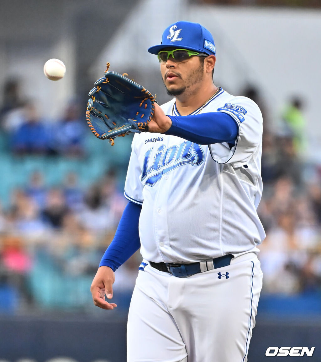 10일 대구삼성라이온즈파크에서 2026 신한 SOL KBO 리그 삼성 라이온즈와 NC 다이노스의 경기가 열린다. 홈팀 삼성은 후라도가, 방문팀 NC는 구창모가 선발 출전한다. 삼성 라이온즈 선발 투수 후라도가 볼을 받고 있다. 2026.04.10 / foto0307@osen.co.kr