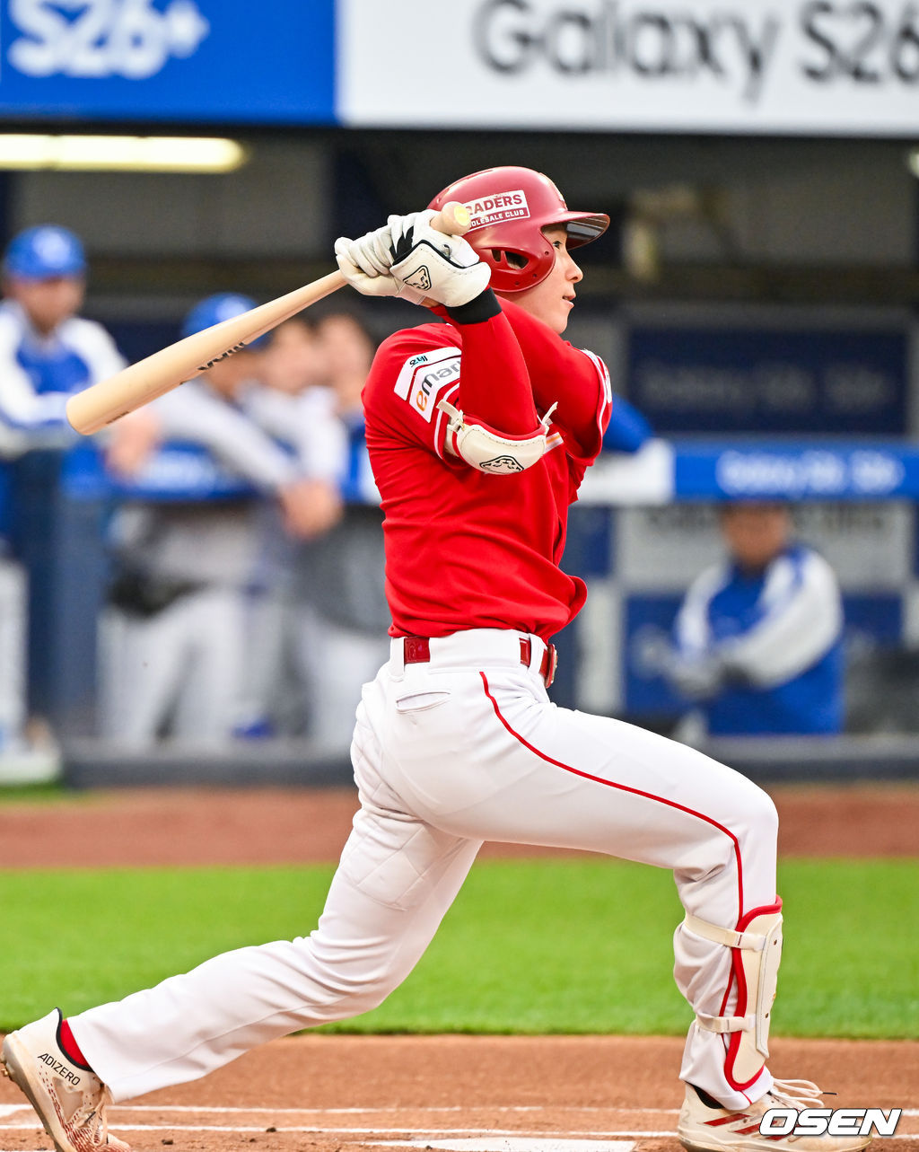 21일 오후 대구삼성라이온즈파크 ‘2026 신한 SOL Bank KBO리그' 삼성 라이온즈와 SSG 랜더스와 경기가 열렸다.이날 삼성은 최원태를, SSG는 베니지아노를 선발투수로 내세웠다.1회초 SSG 선두타자로 나온 박성한이 초구를 때리며 우익수 앞 안타를 때리고 있다. 박성한은 개막전부터 19경기 연속 안타 신기록을 이어가고 있다. 2026.04.21 / rumi@osen.co.kr