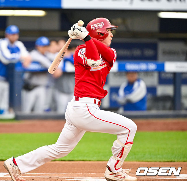 [OSEN=대구, 민경훈 기자] 21일 오후 대구삼성라이온즈파크 ‘2026 신한 SOL Bank KBO리그' 삼성 라이온즈와 SSG 랜더스와 경기가 열렸다.이날 삼성은 최원태를, SSG는 베니지아노를 선발투수로 내세웠다.1회초 SSG 선두타자로 나온 박성한이 초구를 때리며 우익수 앞 안타를 때리고 있다. 박성한은 개막전부터 19경기 연속 안타 신기록을 이어가고 있다. 2026.04.21 / rumi@osen.co.kr