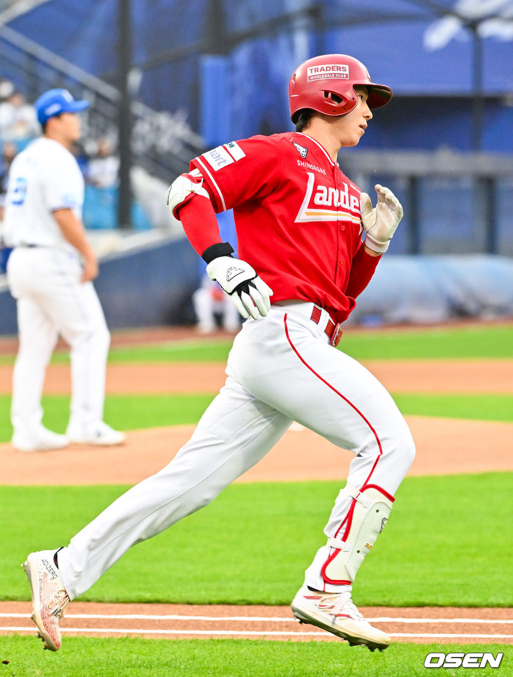 21일 오후 대구삼성라이온즈파크 ‘2026 신한 SOL Bank KBO리그' 삼성 라이온즈와 SSG 랜더스와 경기가 열렸다.이날 삼성은 최원태를, SSG는 베니지아노를 선발투수로 내세웠다.1회초 SSG 선두타자로 나온 박성한이 초구를 때리며 우익수 앞 안타를 때린 후 1루로 출루하고 있다. 박성한은 개막전부터 19경기 연속 안타 신기록을 이어가고 있다. 2026.04.21 / rumi@osen.co.kr