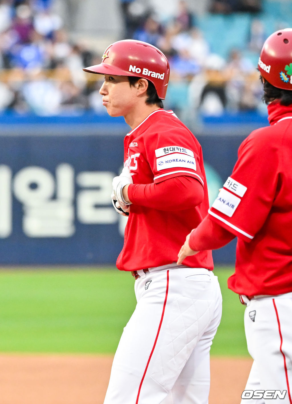 21일 오후 대구삼성라이온즈파크 ‘2026 신한 SOL Bank KBO리그' 삼성 라이온즈와 SSG 랜더스와 경기가 열렸다.이날 삼성은 최원태를, SSG는 베니지아노를 선발투수로 내세웠다.1회초 SSG 선두타자로 나온 박성한이 초구를 때리며 우익수 앞 안타를 때린 후 1루에서 세리머니를 하고 있다. 박성한은 개막전부터 19경기 연속 안타 신기록을 이어가고 있다. 2026.04.21 / rumi@osen.co.kr