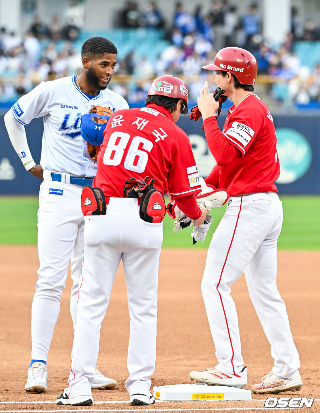 21일 오후 대구삼성라이온즈파크 ‘2026 신한 SOL Bank KBO리그' 삼성 라이온즈와 SSG 랜더스와 경기가 열렸다.이날 삼성은 최원태를, SSG는 베니지아노를 선발투수로 내세웠다.1회초 SSG 선두타자로 나온 박성한이 초구를 때리며 우익수 앞 안타를 날린 후 1루에서 삼성 1루수 디아즈에게 축하를 받고 있다. 박성한은 개막전부터 19경기 연속 안타 신기록을 이어가고 있다. 2026.04.21 / rumi@osen.co.kr