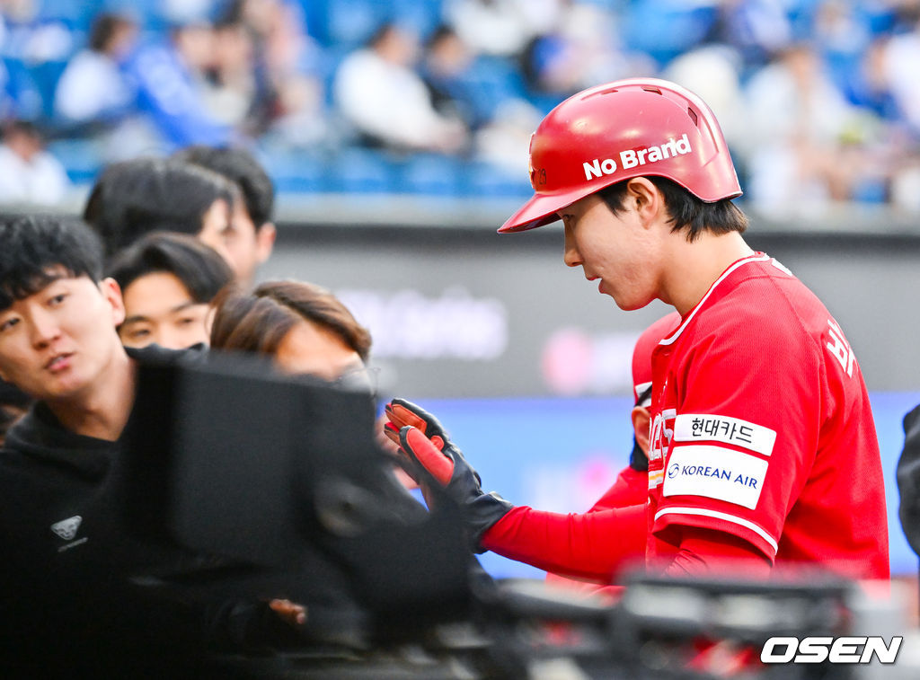 21일 오후 대구삼성라이온즈파크 ‘2026 신한 SOL Bank KBO리그' 삼성 라이온즈와 SSG 랜더스와 경기가 열렸다.이날 삼성은 최원태를, SSG는 베니지아노를 선발투수로 내세웠다.1회초 SSG 선두타자로 나온 박성한이 우익수 앞 안타를 날린 후 1회초를 마친 후 덕아웃에서 동료들과 하이파이브를 하고 있다. 박성한은 개막전부터 19경기 연속 안타 신기록을 이어가고 있다. 2026.04.21 / rumi@osen.co.kr