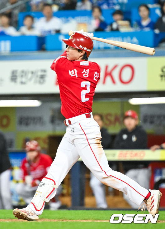 [OSEN=대구, 민경훈 기자] 21일 오후 대구삼성라이온즈파크 ‘2026 신한 SOL Bank KBO리그' 삼성 라이온즈와 SSG 랜더스와 경기가 열렸다.이날 삼성은 최원태를, SSG는 베니지아노를 선발투수로 내세웠다.4회초 1사 주자 2,3루 SSG 박성한이 우익수 희생플라이로 동점 1타점을 올리고 있다. 2026.04.21 / rumi@osen.co.kr