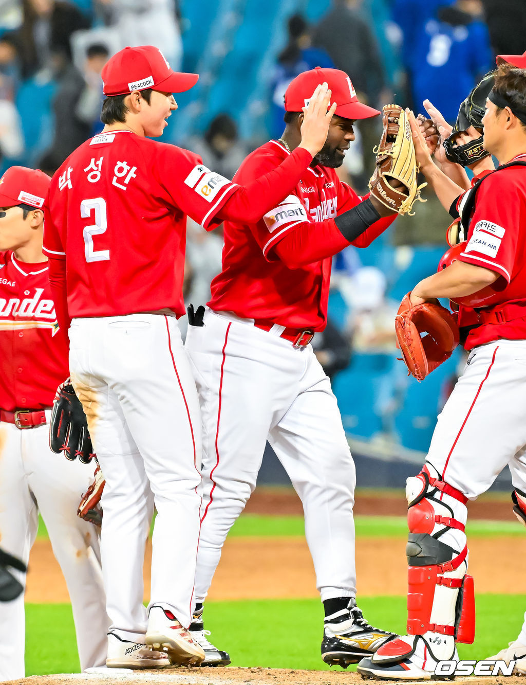 21일 오후 대구삼성라이온즈파크 ‘2026 신한 SOL Bank KBO리그' 삼성 라이온즈와 SSG 랜더스와 경기가 열렸다.이 경기에서 SSG는 연장 10회 박성한의 결승타에 힘입어 5-4로 이겼다. 박성한은 1회 첫 타석에서 안타를 추가하며 개막 후 19경기 연속 안타를 때려내며 44년 만에 이 부문 신기록을 세웠고 결승타의 주인공이 됐다.경기를 마치고 SSG 박성한이 하이파이브를 하고 있다. 2026.04.21 / rumi@osen.co.kr