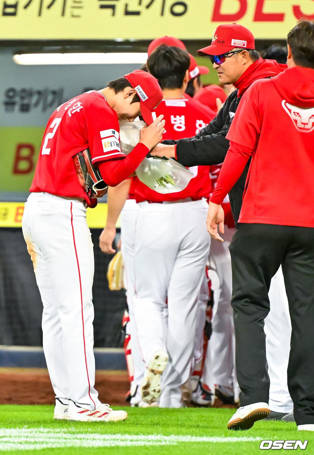 21일 오후 대구삼성라이온즈파크 ‘2026 신한 SOL Bank KBO리그' 삼성 라이온즈와 SSG 랜더스와 경기가 열렸다.이 경기에서 SSG은 연장 10회 박성한의 결승타에 힘입어 5-4로 이겼다. 박성한은 1회 첫 타석에서 안타를 추가하며 개막 후 19경기 연속 안타를 때려내며 44년 만에 이 부문 신기록을 세웠고 결승타의 주인공이 됐다.경기를 마치고 SSG 박성한이 이숭용 감독에게 신기록 축하 꽃다발을 받고 있다. 2026.04.21 / rumi@osen.co.kr