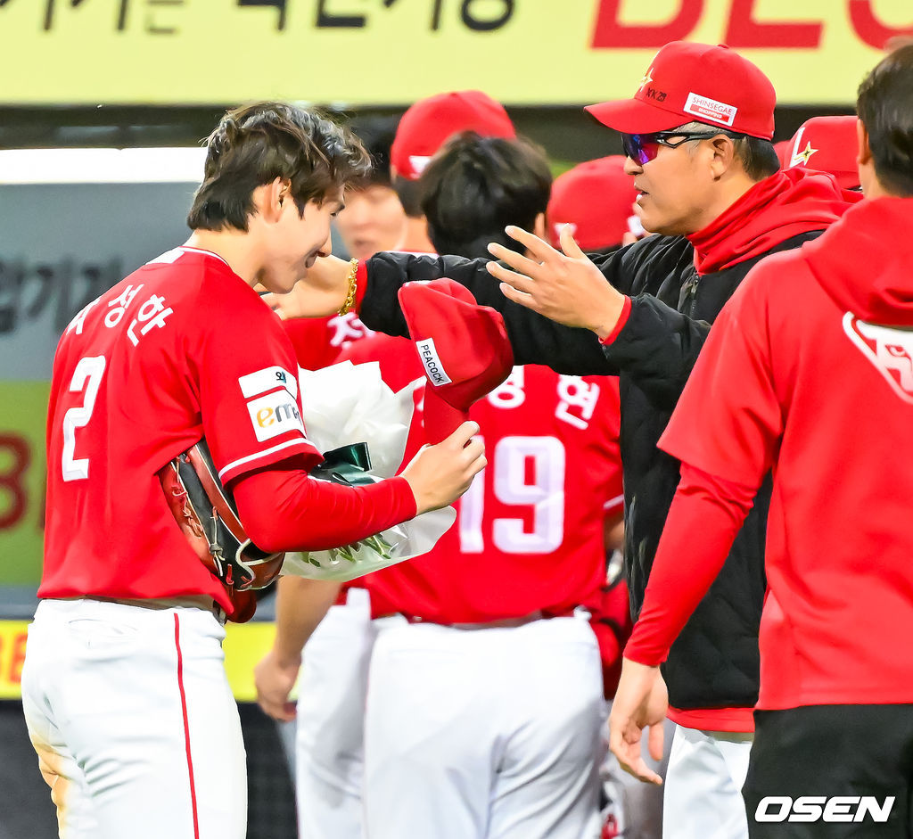 21일 오후 대구삼성라이온즈파크 ‘2026 신한 SOL Bank KBO리그' 삼성 라이온즈와 SSG 랜더스와 경기가 열렸다.이 경기에서 SSG는 연장 10회 박성한의 결승타에 힘입어 5-4로 이겼다. 박성한은 1회 첫 타석에서 안타를 추가하며 개막 후 19경기 연속 안타를 때려내며 44년 만에 이 부문 신기록을 세웠고 결승타의 주인공이 됐다.경기를 마치고 박성한이 이숭용 감독에게 꽃다발을 받고 있다. 2026.04.21 / rumi@osen.co.kr