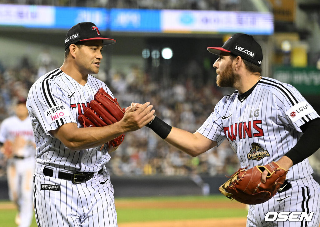 16일 서울 잠실야구장에서 2026 신한 SOL KBO리그 LG 트윈스와 롯데 자이언츠의 경기가 열렸다.이날 LG는 치리노스, 롯데는 로드리게스를 선발로 내세웠다.4회말 수비를 마친 LG 치리노스가 더그아웃으로 가며 오스틴과 환호하고 있다. 2026.04.16 /sunday@osen.co.kr