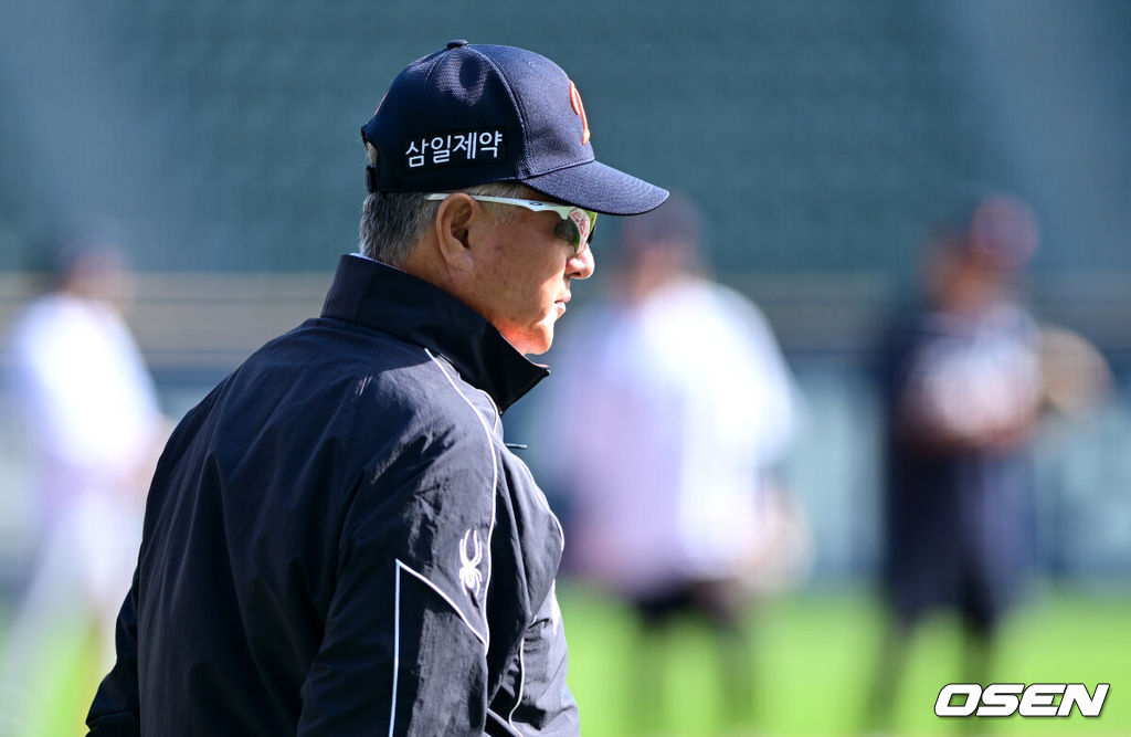 22일 서울 잠실야구장에서 ‘2026 신한 SOL KBO리그’ LG 트윈스와 한화 이글스의 경기가 열린다.홈팀 LG는 라클란 웰스, 방문팀 한화는 왕옌청을 선발로 내세운다. 경기를 앞두고 진행된 훈련에서 한화 김경문 감독이 선수들의 훈련을 주시하고 있다. 2026.04.22 / dreamer@osen.co.kr