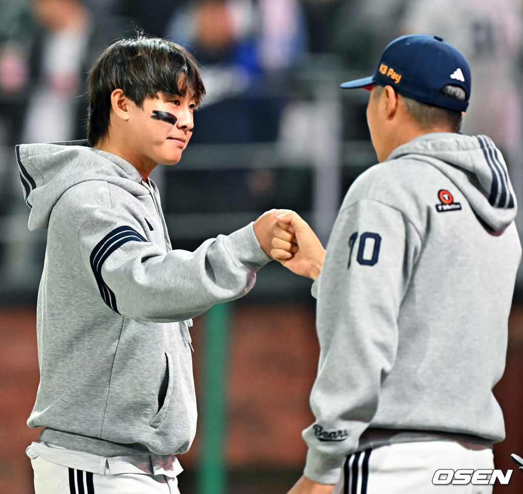 14일 오후 인천 SSG랜더스필드에서 ‘2026 신한 SOL Bank KBO리그' SSG 랜더스와 두산 베어스의 경기가 진행됐다. 이 경기에서 두산은 SSG에 11-3 대승을 거두고 2연패를 끊었다. SSG는 이날 패배로 6연패 수렁에 빠졌다. 경기를 마치고 두산 박찬호가 김원형 감독과 하이파이브를 하고 있다. 2026.04.14 / rumi@osen.co.kr