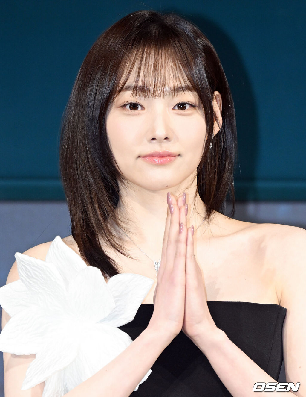 넷플릭스 시리즈 '기리고' 하이라이트 시사 및 기자간담회가 2일 서울 용산구 CGV 용산아이파크몰에서 열렸다.‘기리고’는 소원을 이뤄주는 어플리케이션 ‘기리고’의 저주로 인해 갑작스러운 죽음을 예고 받은 고등학생들이 그 저주를 피하기 위해 고군분투하는 이야기. 영 어덜트는 고등학교를 배경으로 학생들이 주인공인 장르다.배우 강미나가 포즈를 취하고 있다. 2026.04.21/cej@osen.co.kr