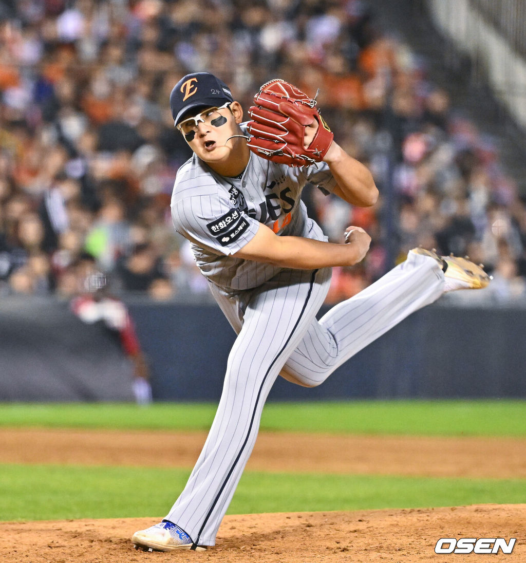 21일 오후 서울 잠실구장에서 2026 신한 SOL KBO리그 LG 트윈스와 한화 이글스의 경기가 진행됐다.이날 LG는 송승기를, 한화는 문동주를 선발투수로 내세웠다.4회말 한화 김서현 투수가 역투하고 있다.   2026.04.21 / soul1014@osen.co.kr