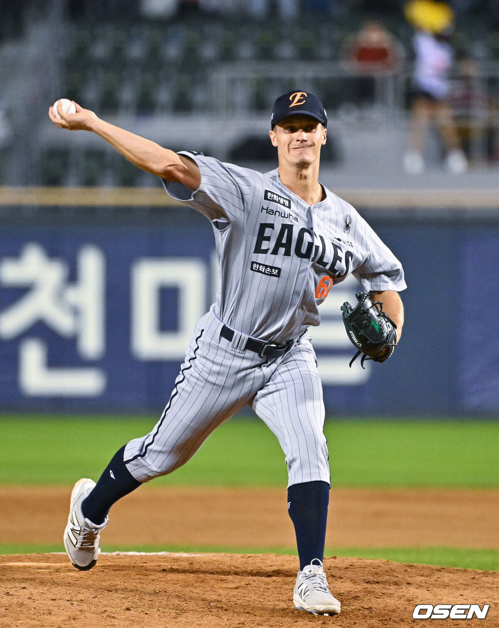 21일 오후 서울 잠실구장에서 2026 신한 SOL KBO리그 LG 트윈스와 한화 이글스의 경기가 진행됐다.이날 LG는 송승기를, 한화는 문동주를 선발투수로 내세웠다.8회말 한화 마무리 투수 쿠싱이 역투하고 있다.   2026.04.21 / soul1014@osen.co.kr