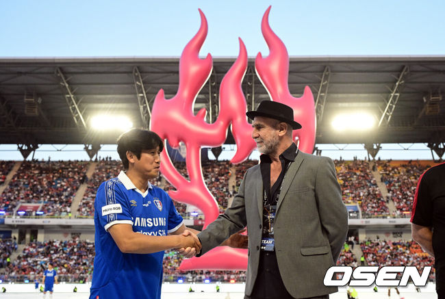 [OSEN=수원, 조은정 기자]OGFC와 수원삼성 블루윙즈 레전드 매치 ‘OGFC: THE LEGENDS ARE BACK’이 19일 수원월드컵경기장에서 열렸다.OGFC는 박지성, 리오 퍼디난드, 라이언 긱스, 파트리스 에브라 등 프리미어리그 황금기를 대표하는 레전드들이 축구 콘텐츠·이벤트 제작사 슛포러브와 함께 결성한 신생 독립팀이다.수원삼성 서정원 감독, OGFC 에릭 칸토나 감독이 인사를 나누고 있다. 2026.04.19 /cej@osen.co.kr