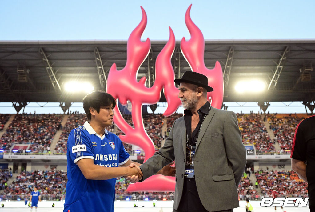 OGFC와 수원삼성 블루윙즈 레전드 매치 ‘OGFC: THE LEGENDS ARE BACK’이 19일 수원월드컵경기장에서 열렸다.OGFC는 박지성, 리오 퍼디난드, 라이언 긱스, 파트리스 에브라 등 프리미어리그 황금기를 대표하는 레전드들이 축구 콘텐츠·이벤트 제작사 슛포러브와 함께 결성한 신생 독립팀이다.수원삼성 서정원 감독, OGFC 에릭 칸토나 감독이 인사를 나누고 있다. 2026.04.19 /cej@osen.co.kr