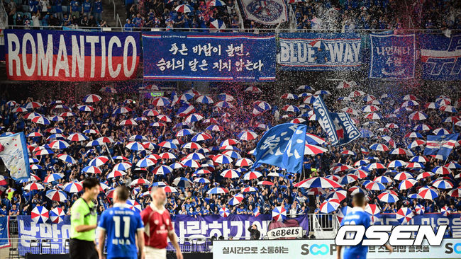 [OSEN=수원, 조은정 기자]OGFC와 수원삼성 블루윙즈 레전드 매치 ‘OGFC: THE LEGENDS ARE BACK’이 19일 수원월드컵경기장에서 열렸다.OGFC는 박지성, 리오 퍼디난드, 라이언 긱스, 파트리스 에브라 등 프리미어리그 황금기를 대표하는 레전드들이 축구 콘텐츠·이벤트 제작사 슛포러브와 함께 결성한 신생 독립팀이다.수원 삼성이 컨페티와 우산으로 응원을 하고 있다. 2026.04.19 /cej@osen.co.kr