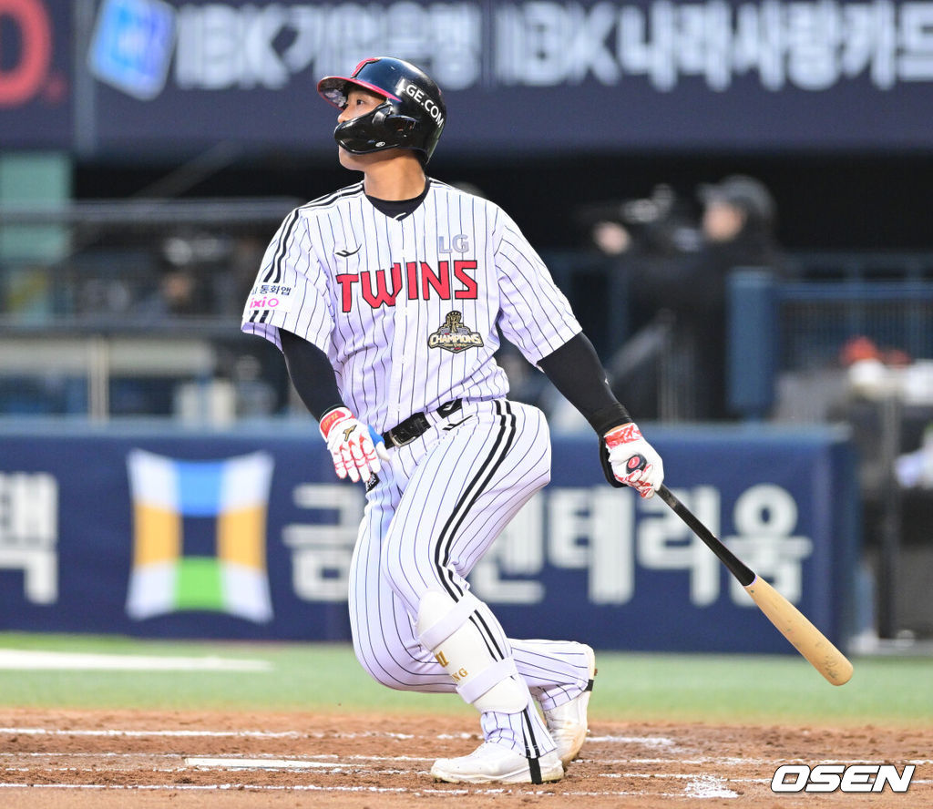 22일 서울 잠실야구장에서 ‘2026 신한 SOL KBO리그’ LG 트윈스와 한화 이글스의 경기가 열렸다.홈팀 LG는 라클란 웰스, 방문팀 한화는 왕옌청을 선발로 내세웠다. 2회말 2사 1루 상황 LG 송찬의가 선제 좌월 투런포를 날리고 있다. 2026.04.22 / dreamer@osen.co.kr