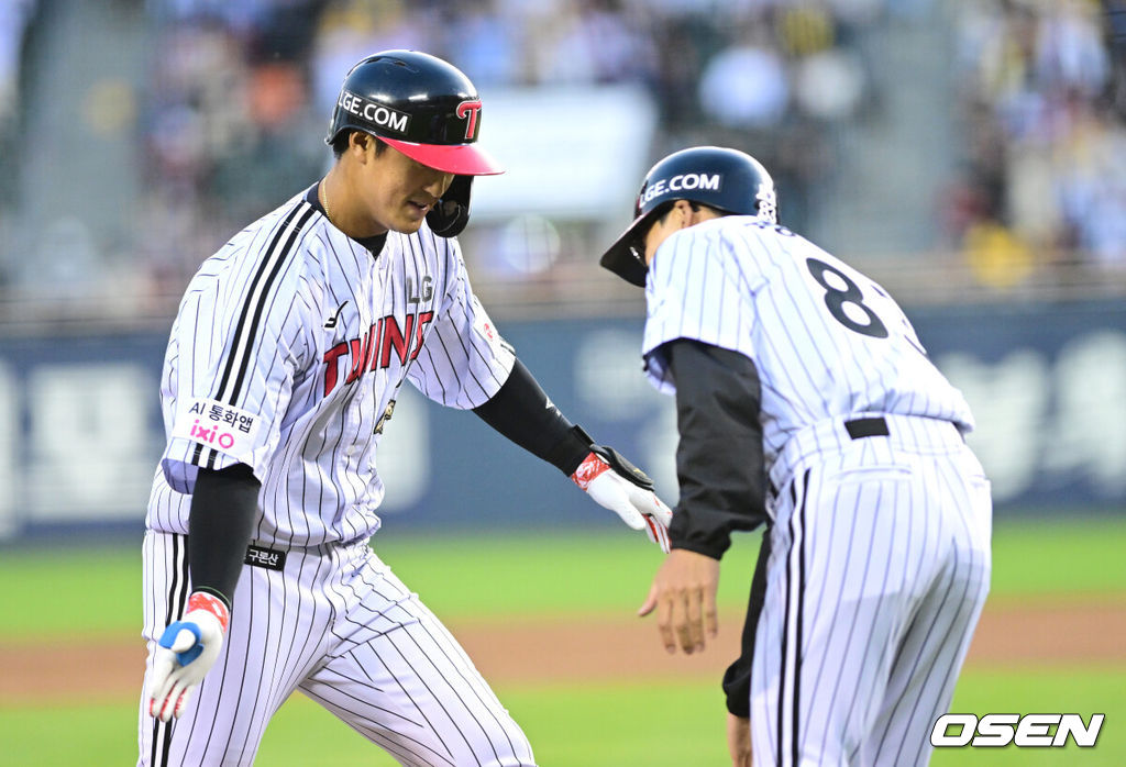 22일 서울 잠실야구장에서 ‘2026 신한 SOL KBO리그’ LG 트윈스와 한화 이글스의 경기가 열렸다.홈팀 LG는 라클란 웰스, 방문팀 한화는 왕옌청을 선발로 내세웠다. 2회말 2사 1루 상황 LG 송찬의가 선제 좌월 투런포를 날리고 그라운드를 돌며 정수성 코치와 기뻐하고 있다. 2026.04.22 / dreamer@osen.co.kr