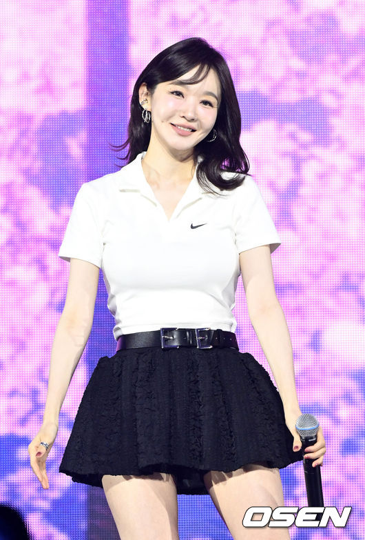 [OSEN=이대선 기자] 7,000명의 여성 러너들과 함께하는 ‘애프터 다크 투어 서울 10K(AFTER DARK TOUR SEOUL 10K’ 행사가 10일 오후 서울 여의도에서 개최됐다.<br /><br />‘나이키 애프터 다크 투어(After Dark Tour)’는 짜릿한 분위기, 목표 달성을 통한 성취감 그리고 러닝 스타일이 하나로 어우러진 축제의 장으로, 여성 러너들이 하나 된 공동체로 자신감을 고취할 수 있도록 기획됐다. <br /><br />레이스 종료 후에는 미야오, 다비치, 크러쉬의 축하 퍼포먼스, 셀레브레이션 ‘드론 쇼’ 포함한 애프터 파티가 펼쳐졌다.<br /><br />가수 다비치 강민경이 애프터 파티 공연을 펼치고 있다. 2025.05.10 /sunday@osen.co.kr