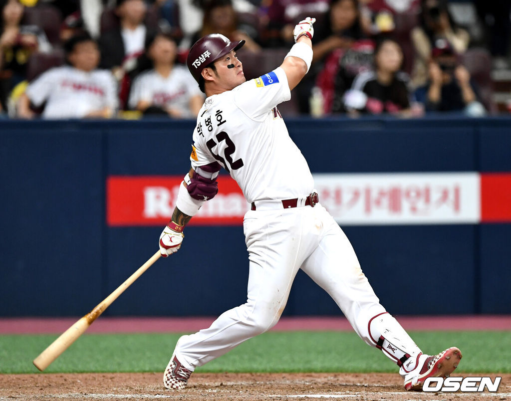 키움 히어로즈가 기선 제압에 성공했다. 키움은 6일 서울 고척스카이돔에서 열린 '2019신한은행 MYCAR KBO리그' LG 트윈스와의 준플레이오프 1차전에서 물러서지 않는 뜨거운 투수전을 벌인 끝에 9회말 박병호의 끝내기 홈런에 힘입어 1-0으로 승리했다.9회말 무사 선두타자로 나선 키움 박병호가 끝내기 솔로포를 날리고 있다. /dreamer@osen.co.kr