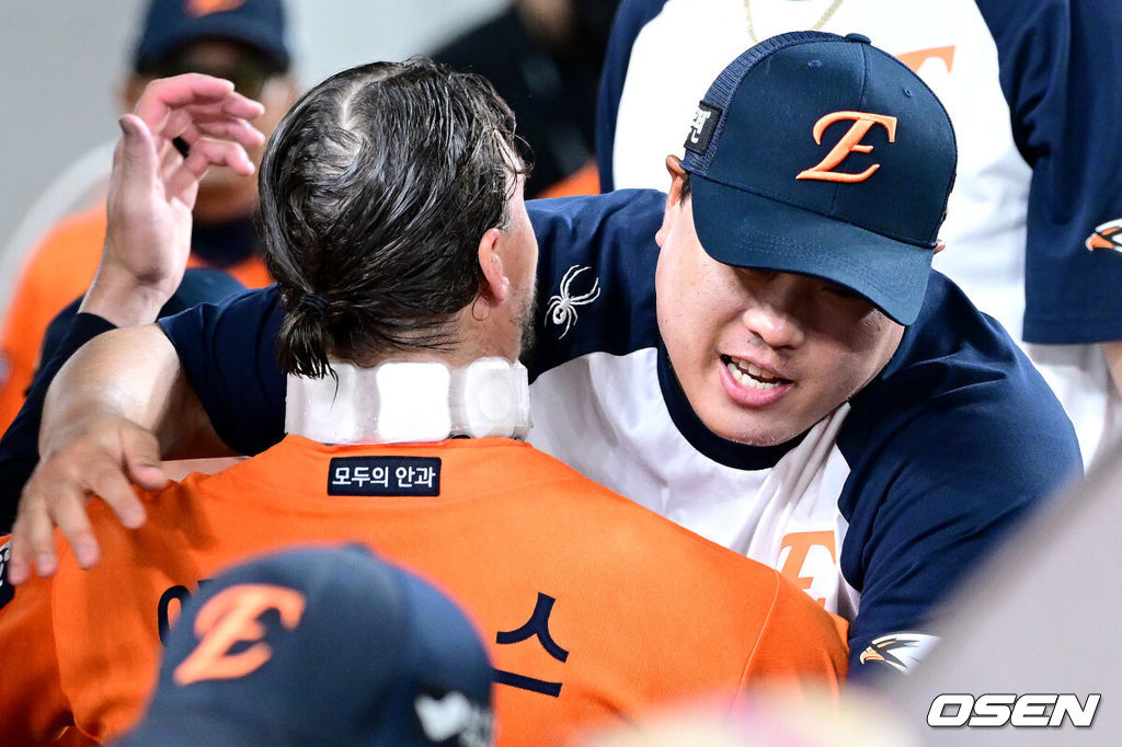 한화 류현진(오른쪽)이 등판을 마친 라이언 와이스와 포옹을 나누며 기뻐하고 있다.  2025.07.25 / dreamer@osen.co.kr